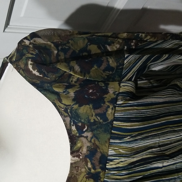 Axcess brand top. - Picture 2 of 9